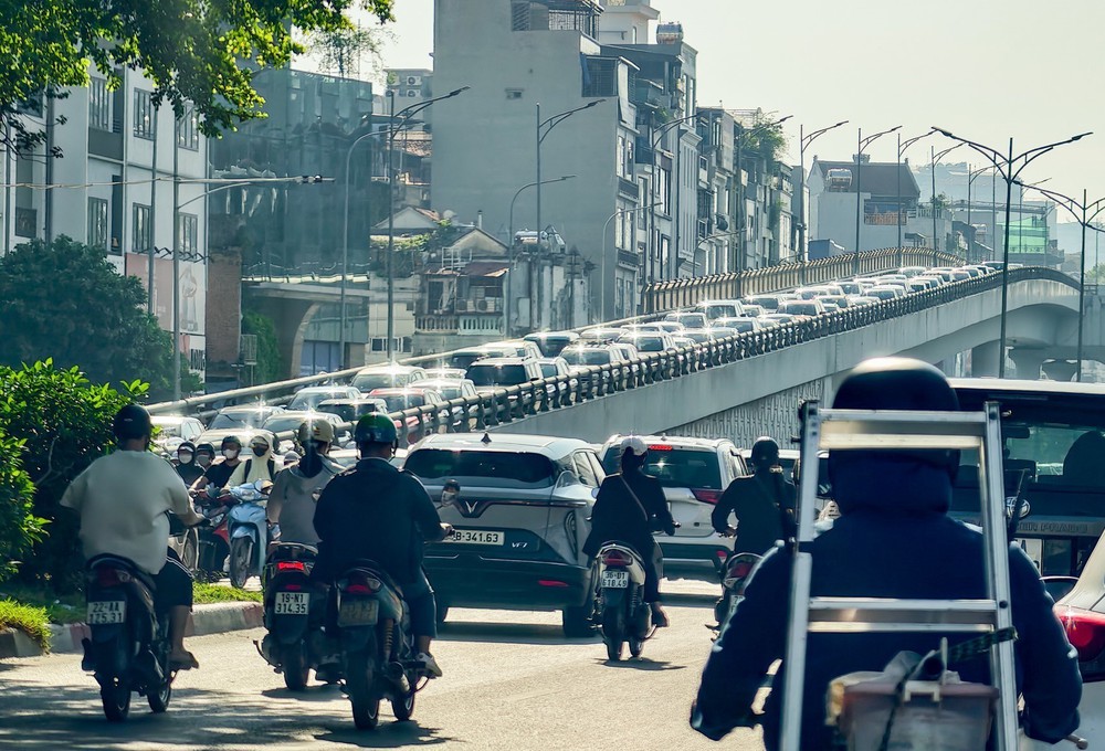 Ùn tắc nghiêm trọng từ Vành đai 2 qua cầu Vĩnh Tuy trong ngày đầu đi làm sau kỳ nghỉ lễ - Ảnh 3.