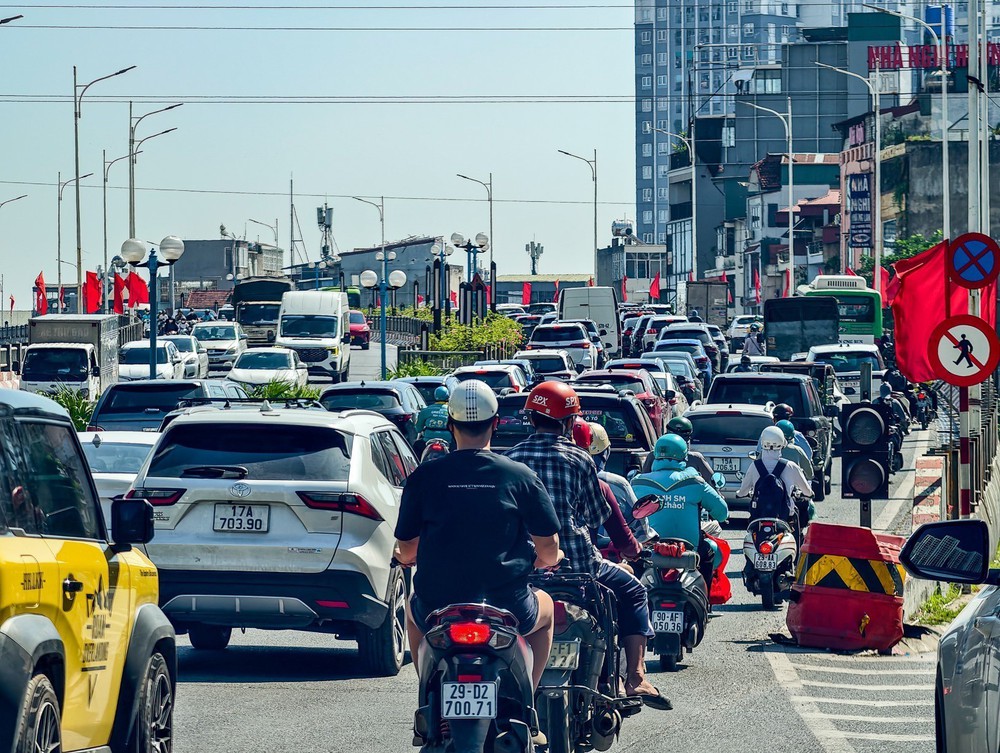 Ùn tắc nghiêm trọng từ Vành đai 2 qua cầu Vĩnh Tuy trong ngày đầu đi làm sau kỳ nghỉ lễ - Ảnh 5.