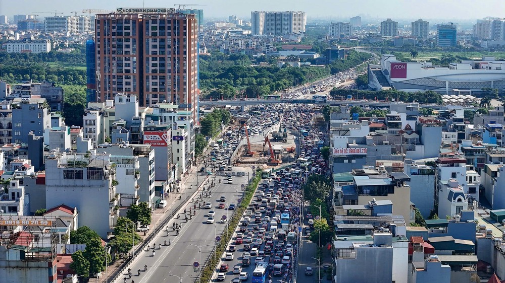 Ùn tắc nghiêm trọng từ Vành đai 2 qua cầu Vĩnh Tuy trong ngày đầu đi làm sau kỳ nghỉ lễ - Ảnh 6.