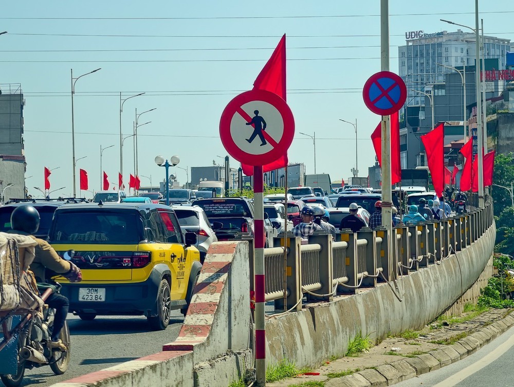 Ùn tắc nghiêm trọng từ Vành đai 2 qua cầu Vĩnh Tuy trong ngày đầu đi làm sau kỳ nghỉ lễ - Ảnh 9.