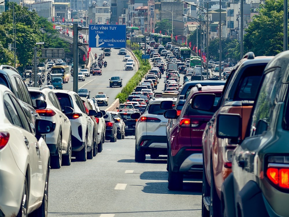 Ùn tắc nghiêm trọng từ Vành đai 2 qua cầu Vĩnh Tuy trong ngày đầu đi làm sau kỳ nghỉ lễ - Ảnh 10.