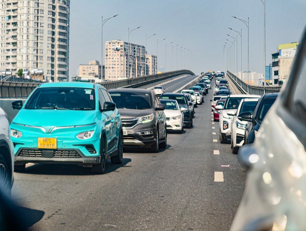 Ùn tắc nghiêm trọng từ Vành đai 2 qua cầu Vĩnh Tuy trong ngày đầu đi làm sau kỳ nghỉ lễ - Ảnh 12.