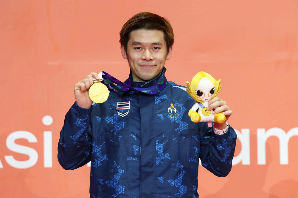 Kunlavut Vitidsarn làm nên lịch sử: Giành HCV ASIAD cho cầu lông Thái Lan sau 60 năm, trở lại số 1 thế giới - Ảnh 1.