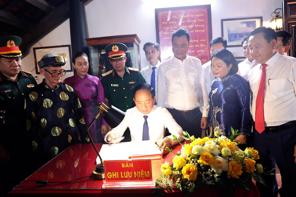 Trưởng Ban Tuyên giáo Trung ương dâng hương tại Nhà lưu niệm cụ Huỳnh Thúc Kháng - Ảnh 7. Trưởng Ban Tuyên giáo Trung ương dâng hương tại Nhà lưu niệm cụ Huỳnh Thúc Kháng - Ảnh 7.