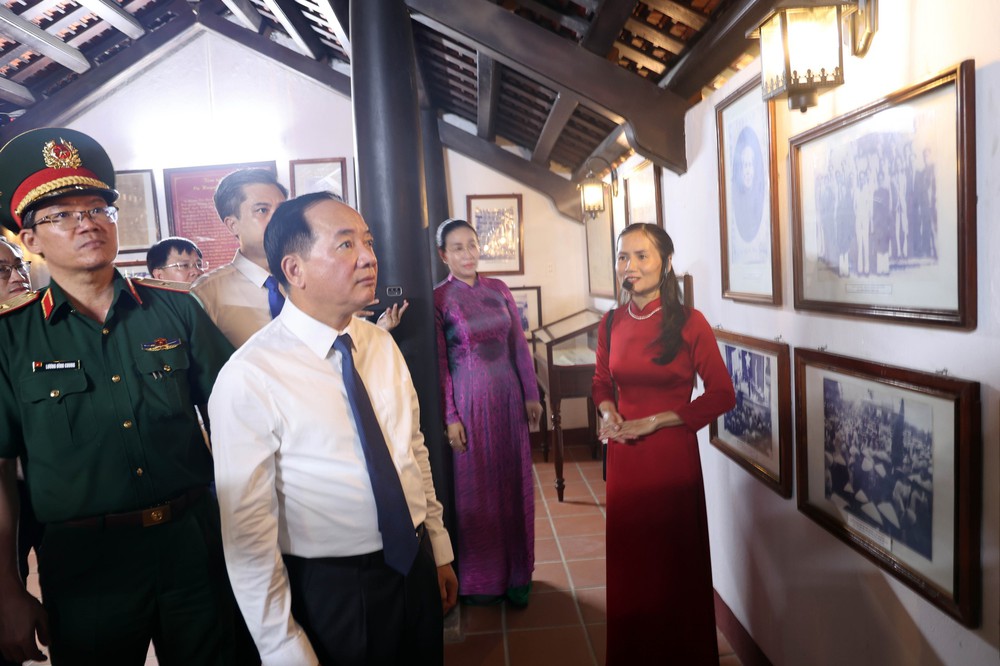 Trưởng Ban Tuyên giáo Trung ương dâng hương tại Nhà lưu niệm cụ Huỳnh Thúc Kháng - Ảnh 6. Trưởng Ban Tuyên giáo Trung ương dâng hương tại Nhà lưu niệm cụ Huỳnh Thúc Kháng - Ảnh 6.