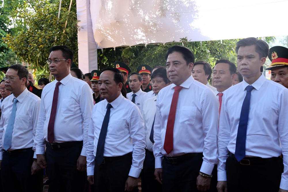 Trưởng Ban Tuyên giáo Trung ương dâng hương tại Nhà lưu niệm cụ Huỳnh Thúc Kháng - Ảnh 2. Trưởng Ban Tuyên giáo Trung ương dâng hương tại Nhà lưu niệm cụ Huỳnh Thúc Kháng - Ảnh 2.