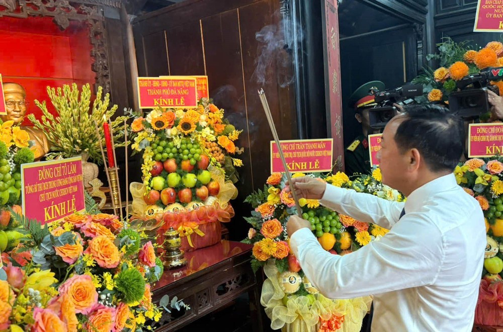 Trưởng Ban Tuyên giáo Trung ương dâng hương tại Nhà lưu niệm cụ Huỳnh Thúc Kháng - Ảnh 1. Trưởng Ban Tuyên giáo Trung ương dâng hương tại Nhà lưu niệm cụ Huỳnh Thúc Kháng - Ảnh 1.