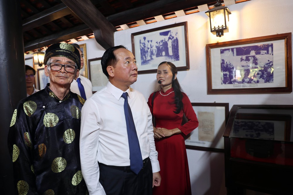 Trưởng Ban Tuyên giáo Trung ương dâng hương tại Nhà lưu niệm cụ Huỳnh Thúc Kháng - Ảnh 5. Trưởng Ban Tuyên giáo Trung ương dâng hương tại Nhà lưu niệm cụ Huỳnh Thúc Kháng - Ảnh 5.