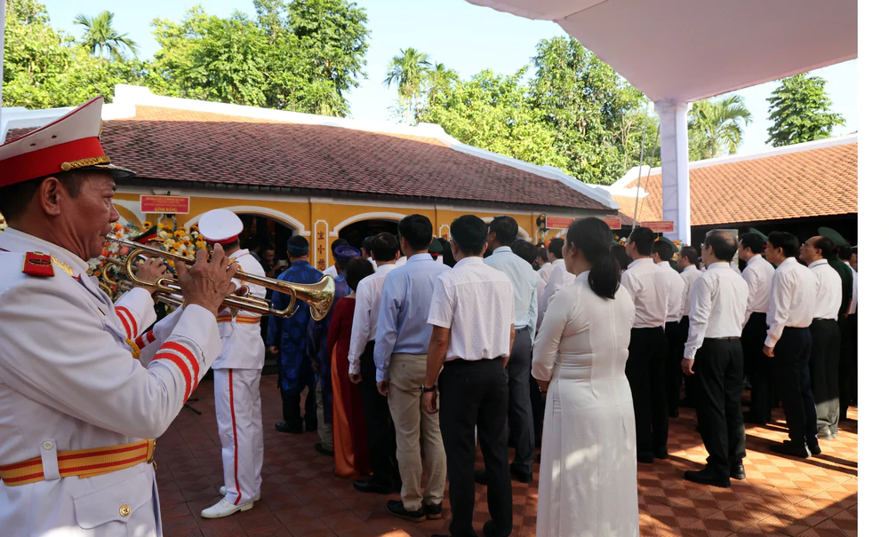 Trưởng Ban Tuyên giáo Trung ương dâng hương tại Nhà lưu niệm cụ Huỳnh Thúc Kháng - Ảnh 3. Trưởng Ban Tuyên giáo Trung ương dâng hương tại Nhà lưu niệm cụ Huỳnh Thúc Kháng - Ảnh 3.