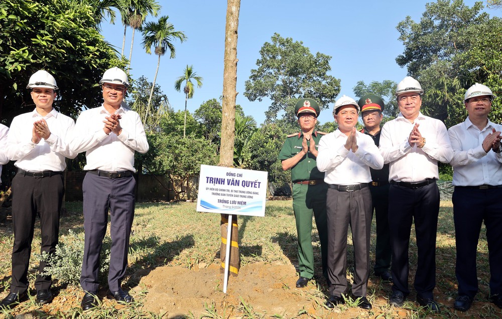 Trưởng Ban Tuyên giáo Trung ương dâng hương tại Nhà lưu niệm cụ Huỳnh Thúc Kháng - Ảnh 10. Trưởng Ban Tuyên giáo Trung ương dâng hương tại Nhà lưu niệm cụ Huỳnh Thúc Kháng - Ảnh 10.