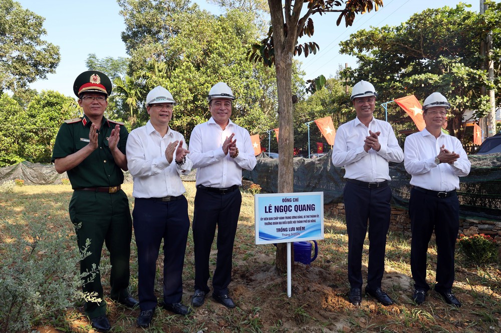 Trưởng Ban Tuyên giáo Trung ương dâng hương tại Nhà lưu niệm cụ Huỳnh Thúc Kháng - Ảnh 9. Trưởng Ban Tuyên giáo Trung ương dâng hương tại Nhà lưu niệm cụ Huỳnh Thúc Kháng - Ảnh 9.