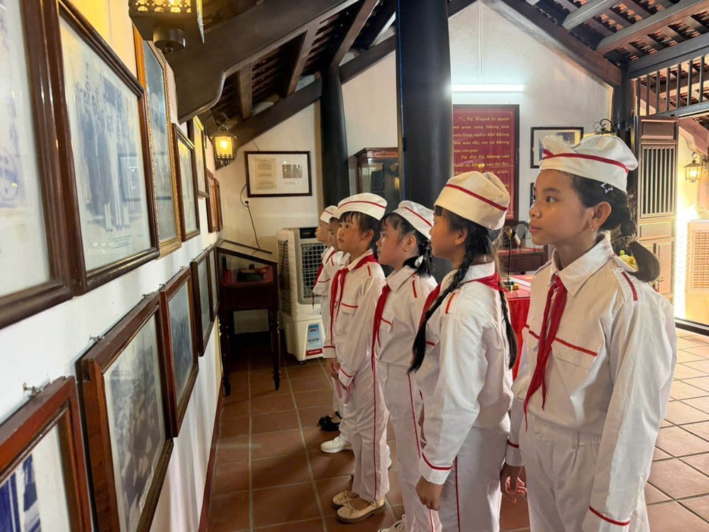 Trưởng Ban Tuyên giáo Trung ương dâng hương tại Nhà lưu niệm cụ Huỳnh Thúc Kháng - Ảnh 8. Trưởng Ban Tuyên giáo Trung ương dâng hương tại Nhà lưu niệm cụ Huỳnh Thúc Kháng - Ảnh 8.