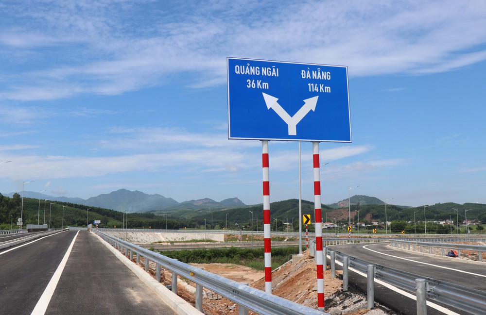 Vận hành nút giao Dung Quất cao tốc Đà Nẵng - Quảng Ngãi sau 8 năm bị bỏ ngỏ - Ảnh 1. Vận hành nút giao Dung Quất cao tốc Đà Nẵng - Quảng Ngãi sau 8 năm bị bỏ ngỏ - Ảnh 1.