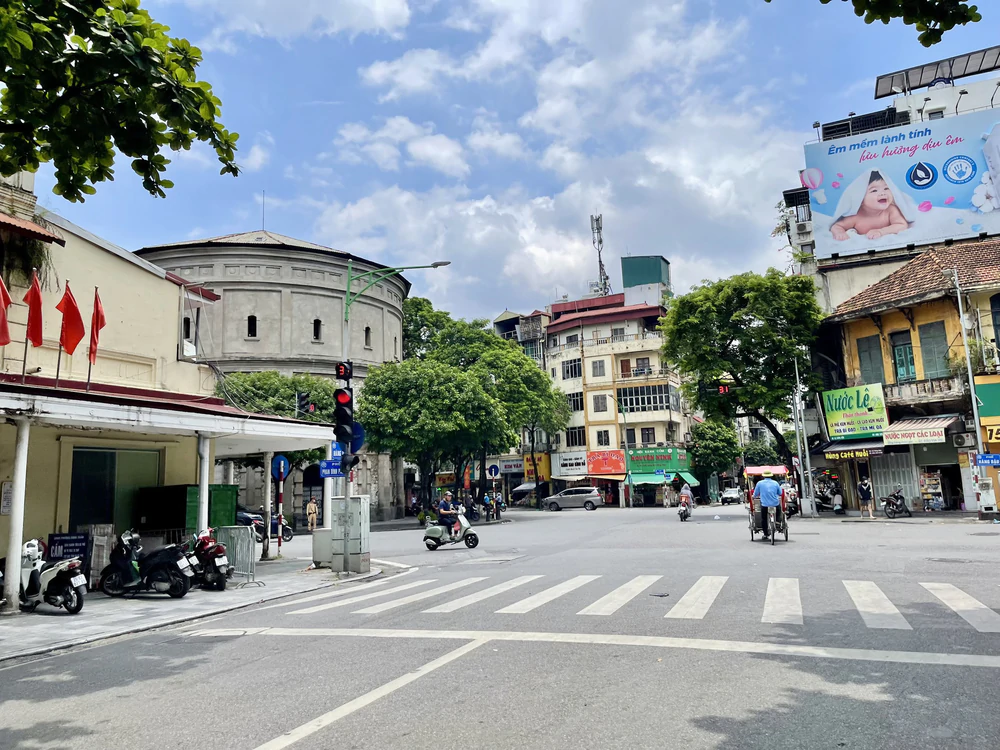 Dự báo thời tiết ngày 1/10: Bắc Bộ và Trung Bộ ngày nắng, Nam Bộ có mưa dông - Ảnh 1. Dự báo thời tiết ngày 1/10: Bắc Bộ và Trung Bộ ngày nắng, Nam Bộ có mưa dông - Ảnh 1.