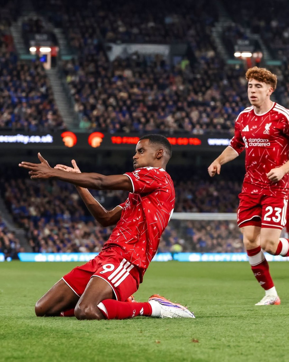 Isak ghi 2 bàn trong 3 phút, Liverpool thắng trận đầu tại Ngoại hạng Anh mùa giải mới - Ảnh 1.