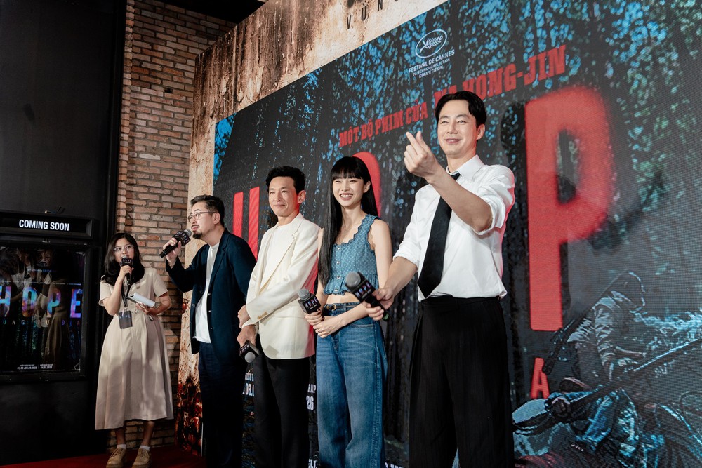DILLAN, Bùi Duy Ngọc đọ visual cùng “Đệ nhất mỹ nam Hàn Quốc” tại thảm đỏ ra mắt phim "Hope Vùng tử địa" - Ảnh 1.