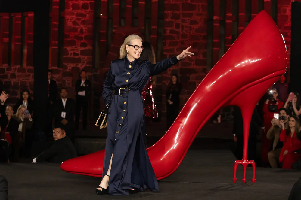 "Tủ đồ" The Devil Wears Prada 2 lên sàn đấu giá: Khi thời trang bước ra khỏi màn ảnh để làm việc thiện - Ảnh 9. "Tủ đồ" The Devil Wears Prada 2 lên sàn đấu giá: Khi thời trang bước ra khỏi màn ảnh để làm việc thiện - Ảnh 9.