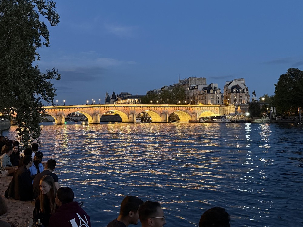 Khám phá Paris về đêm bên dòng Seine - Ảnh 1.