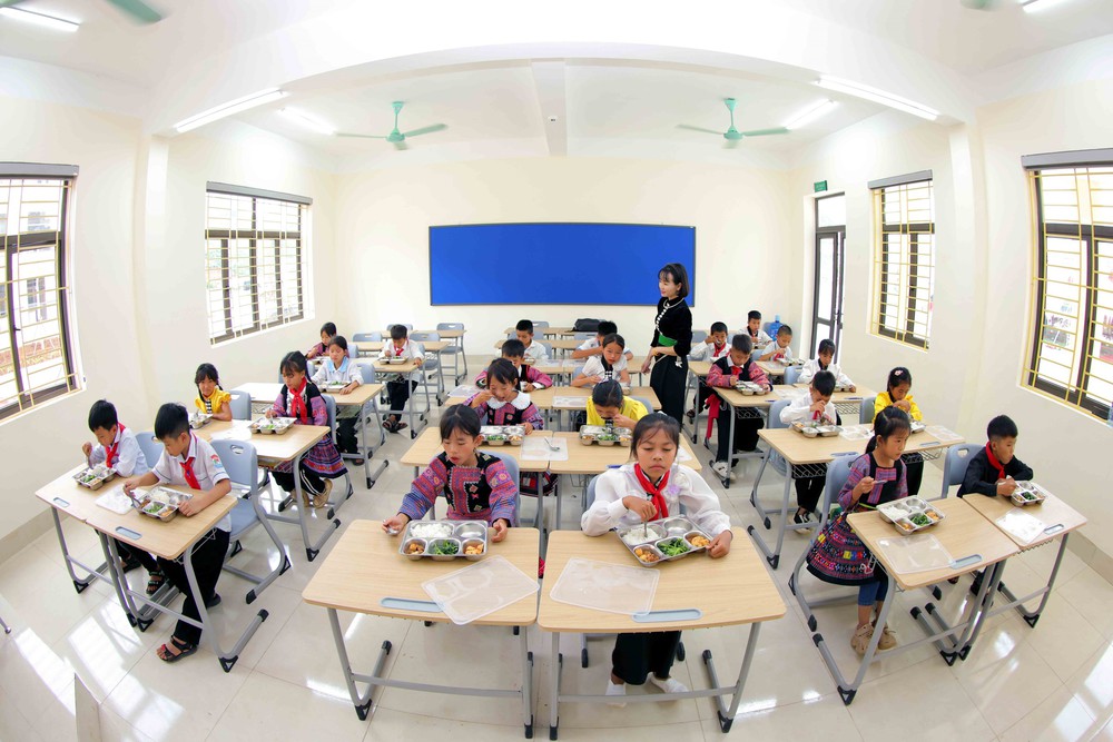 Những ngôi trường liên cấp mới gieo mầm tri thức nơi biên giới - Ảnh 8.