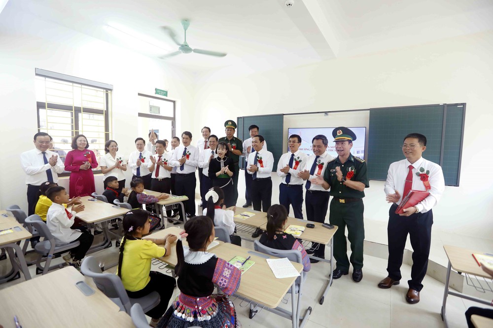 Những ngôi trường liên cấp mới gieo mầm tri thức nơi biên giới - Ảnh 5.