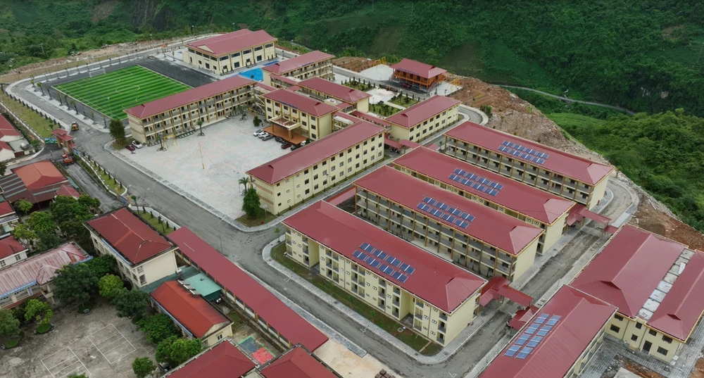 Những ngôi trường liên cấp mới gieo mầm tri thức nơi biên giới - Ảnh 12.