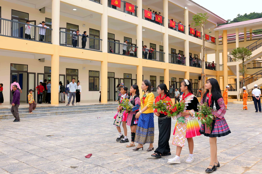 Những ngôi trường liên cấp mới gieo mầm tri thức nơi biên giới - Ảnh 7.