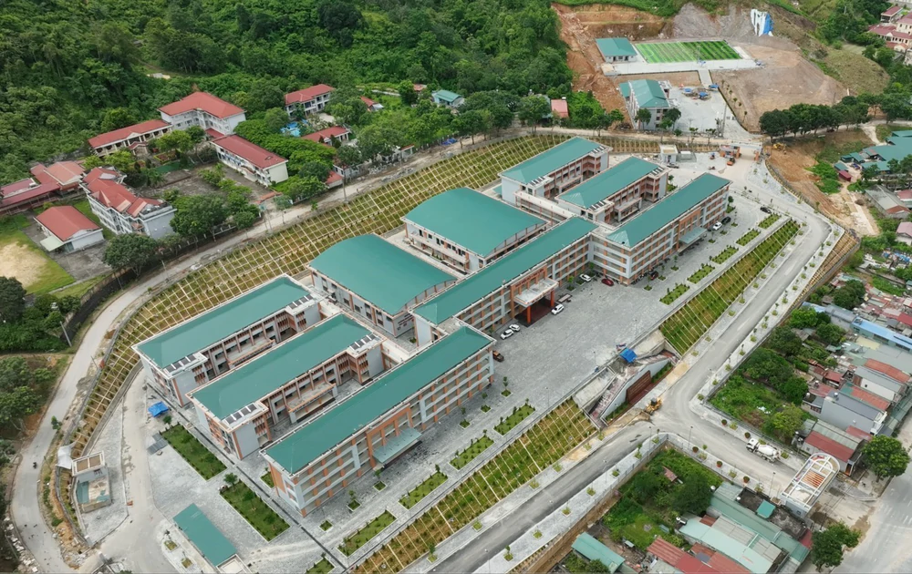 Những ngôi trường liên cấp mới gieo mầm tri thức nơi biên giới - Ảnh 11.