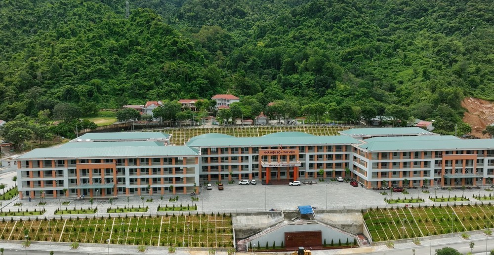 Những ngôi trường liên cấp mới gieo mầm tri thức nơi biên giới - Ảnh 10.