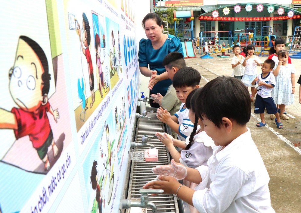 Cắt giảm các cuộc thi, hồ sơ, sổ sách, hội họp không cần thiết trong trường học - Ảnh 4.