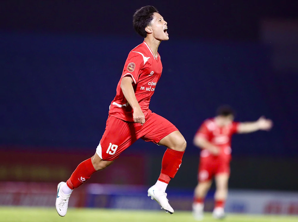 V-League nóng rực từ vòng đầu, ứng viên vô địch sớm phô diễn sức mạnh - Ảnh 1. V-League nóng rực từ vòng đầu, ứng viên vô địch sớm phô diễn sức mạnh - Ảnh 1.