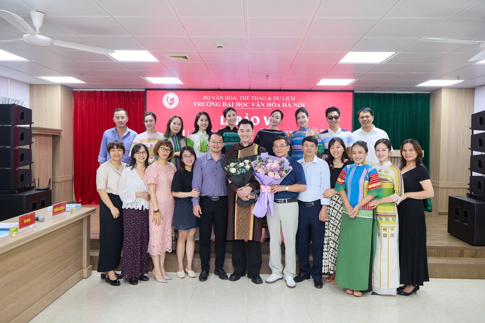 MC Mạnh Khang bảo vệ đề án Thạc sĩ: Đưa thổ cẩm M'Nông bước lên giảng đường - Ảnh 6. MC Mạnh Khang bảo vệ đề án Thạc sĩ: Đưa thổ cẩm M'Nông bước lên giảng đường - Ảnh 6.