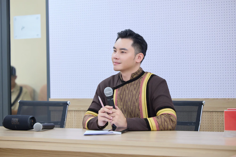 MC Mạnh Khang bảo vệ đề án Thạc sĩ: Đưa thổ cẩm M'Nông bước lên giảng đường - Ảnh 2. MC Mạnh Khang bảo vệ đề án Thạc sĩ: Đưa thổ cẩm M'Nông bước lên giảng đường - Ảnh 2.