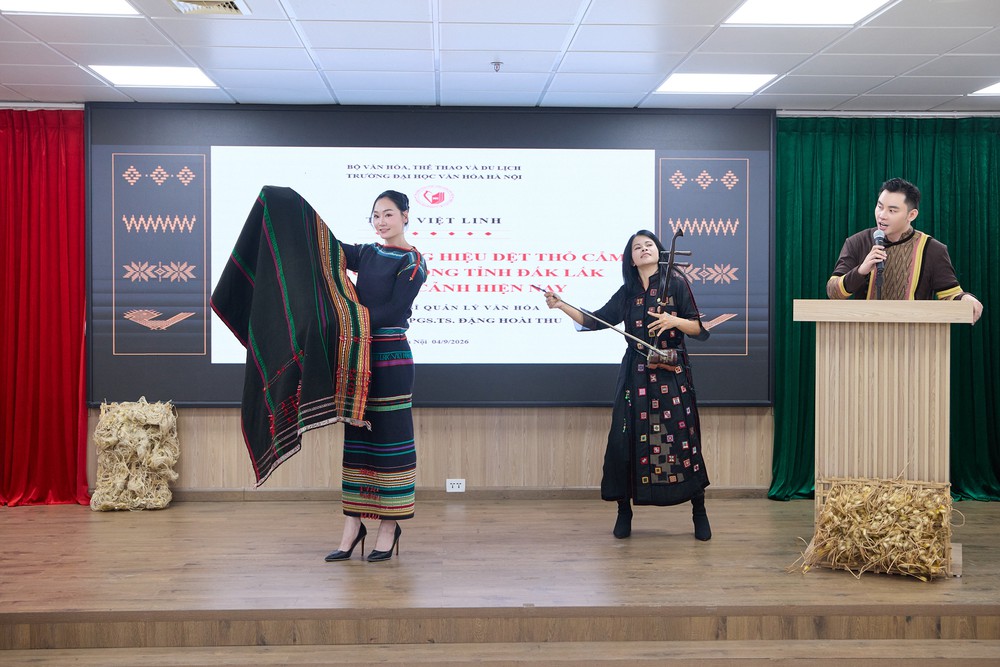 MC Mạnh Khang và buổi bảo vệ đề án độc lạ: Khi thổ cẩm M'Nông bước lên giảng đường - Ảnh 2. MC Mạnh Khang và buổi bảo vệ đề án độc lạ: Khi thổ cẩm M'Nông bước lên giảng đường - Ảnh 2.