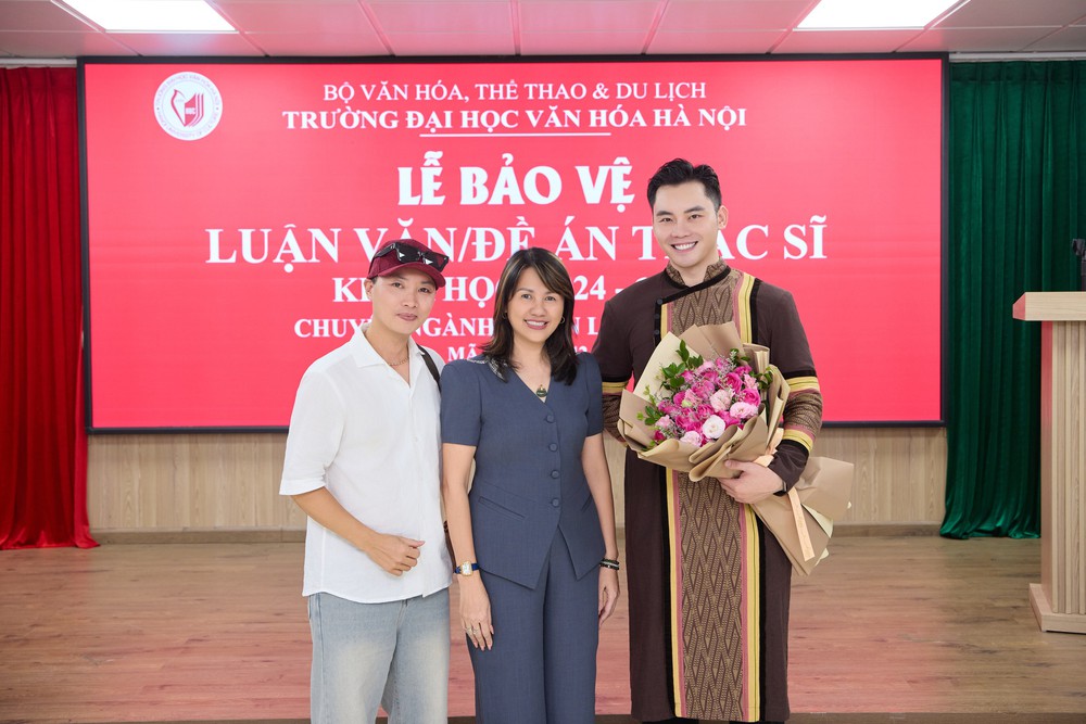 MC Mạnh Khang và buổi bảo vệ đề án độc lạ: Khi thổ cẩm M'Nông bước lên giảng đường - Ảnh 1. MC Mạnh Khang và buổi bảo vệ đề án độc lạ: Khi thổ cẩm M'Nông bước lên giảng đường - Ảnh 1.