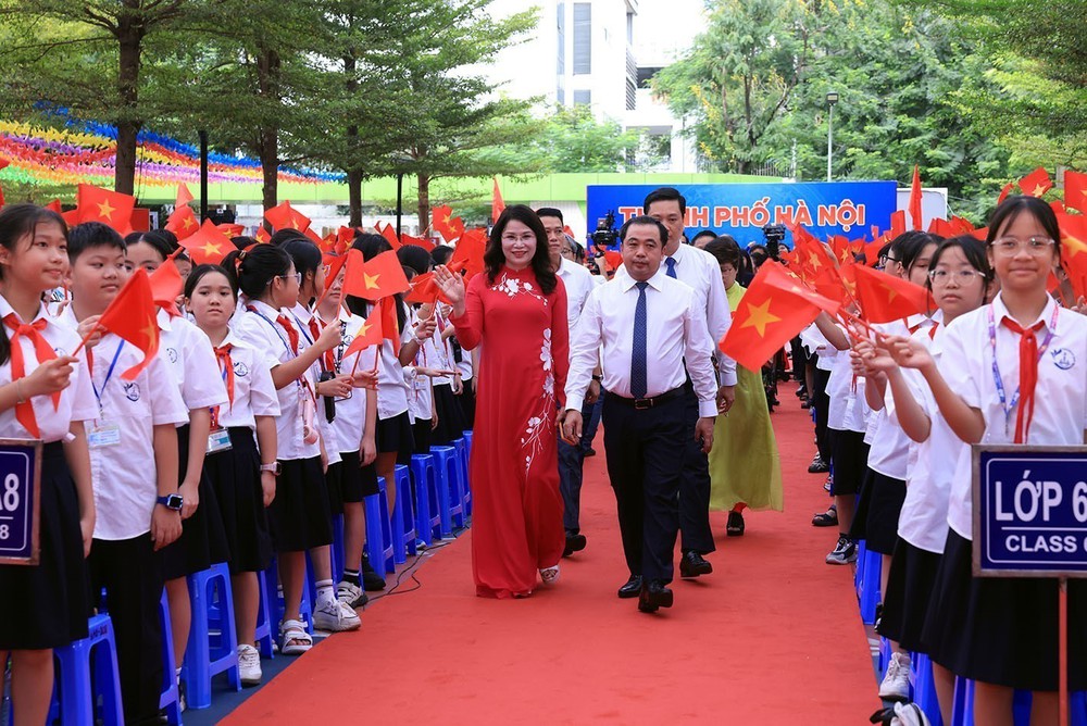 Bí thư Thành ủy Hà Nội dự Lễ khai giảng năm học mới tại Trường THCS Trần Duy Hưng - Ảnh 1. Bí thư Thành ủy Hà Nội dự Lễ khai giảng năm học mới tại Trường THCS Trần Duy Hưng - Ảnh 1.
