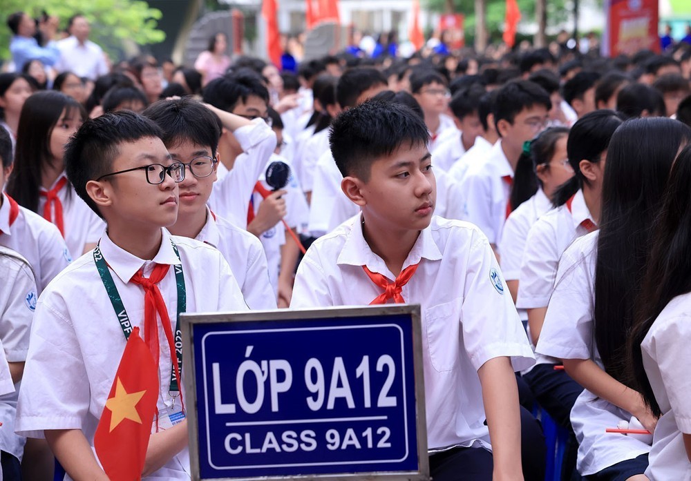 Bí thư Thành ủy Hà Nội dự Lễ khai giảng năm học mới tại Trường THCS Trần Duy Hưng - Ảnh 4. Bí thư Thành ủy Hà Nội dự Lễ khai giảng năm học mới tại Trường THCS Trần Duy Hưng - Ảnh 4.