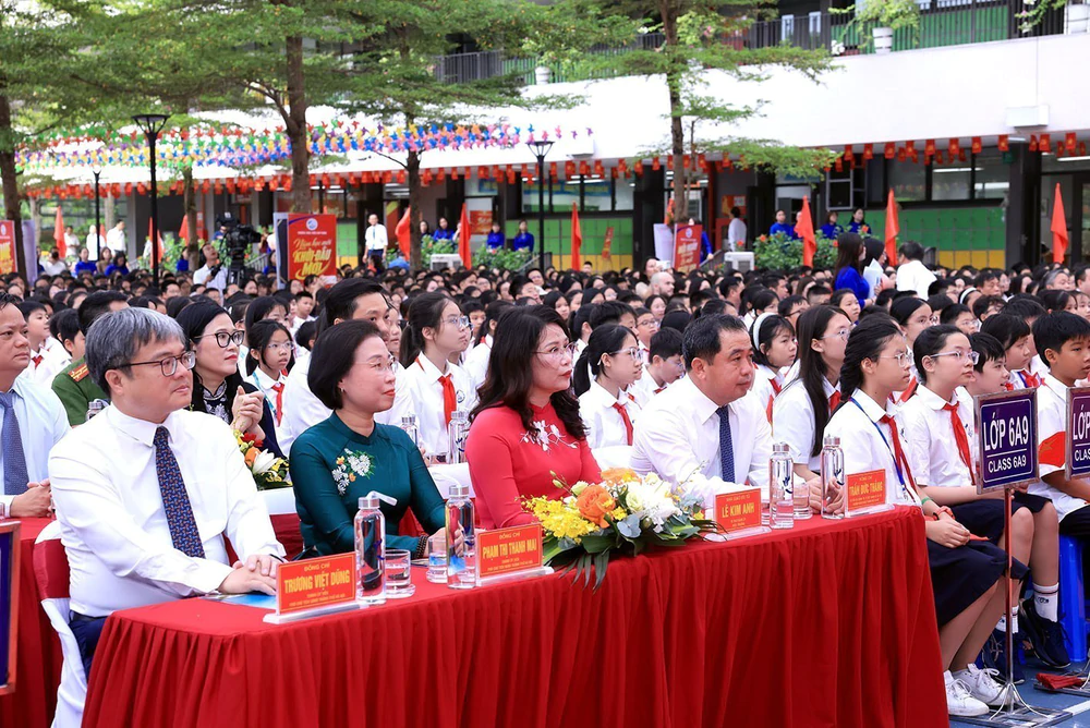 Bí thư Thành ủy Hà Nội dự Lễ khai giảng năm học mới tại Trường THCS Trần Duy Hưng - Ảnh 2. Bí thư Thành ủy Hà Nội dự Lễ khai giảng năm học mới tại Trường THCS Trần Duy Hưng - Ảnh 2.