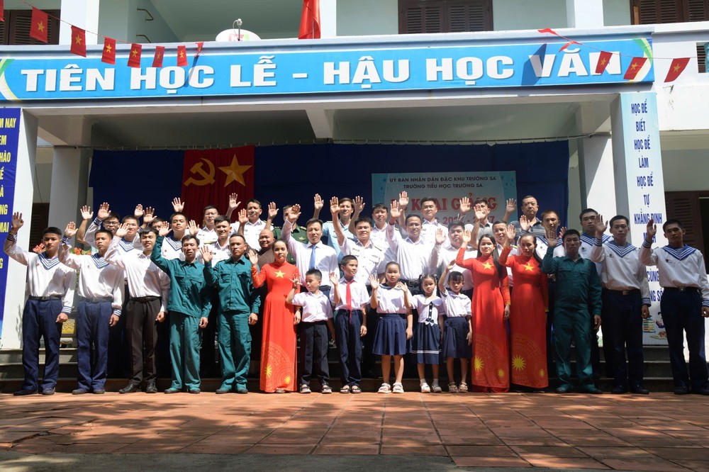 Đặc khu Trường Sa rộn ràng ngày khai giảng năm học mới - Ảnh 4. Đặc khu Trường Sa rộn ràng ngày khai giảng năm học mới - Ảnh 4.