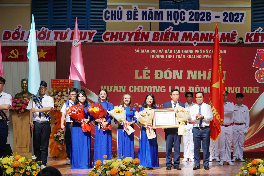 Khai giảng năm học mới 2026 - 2027: Rộn ràng niềm vui từ miền xuôi đến miền ngược - Ảnh 4.