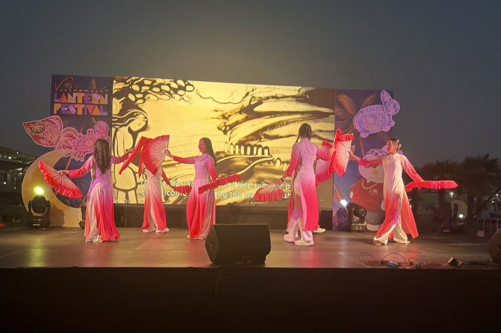 Lễ hội Đèn lồng Việt Nam: Từ ký ức quê hương đến nhịp cầu văn hóa tại Darwin (Australia) - Ảnh 2.