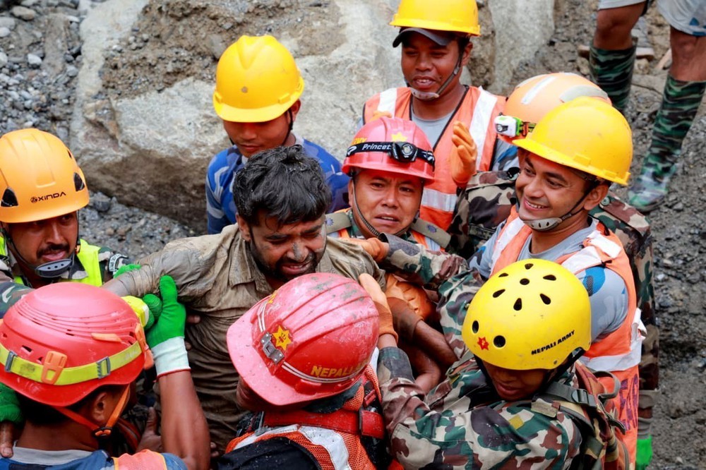 Lũ quét tại Nepal: Giải cứu được 2 người sau 10 ngày mắc kẹt - Ảnh 1.