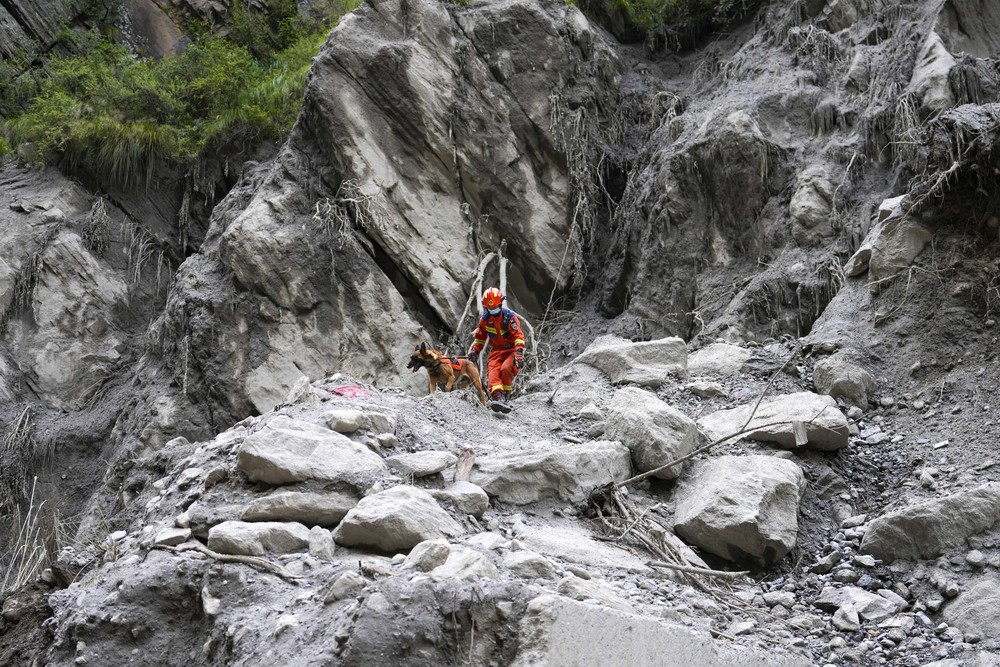 Lũ quét lại Nepal và Trung Quốc: Đẩy mạnh công tác nhận dạng nạn nhân, đánh giá thiệt hại và phục hồi hạ tầng thiết yếu - Ảnh 2.