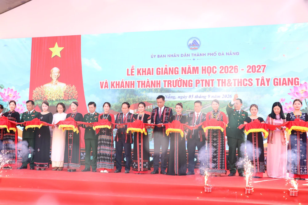 Thủ tướng dự Lễ khai giảng năm học mới tại Trường Phổ thông nội trú liên cấp Mường Khương - Ảnh 12. Thủ tướng dự Lễ khai giảng năm học mới tại Trường Phổ thông nội trú liên cấp Mường Khương - Ảnh 12.