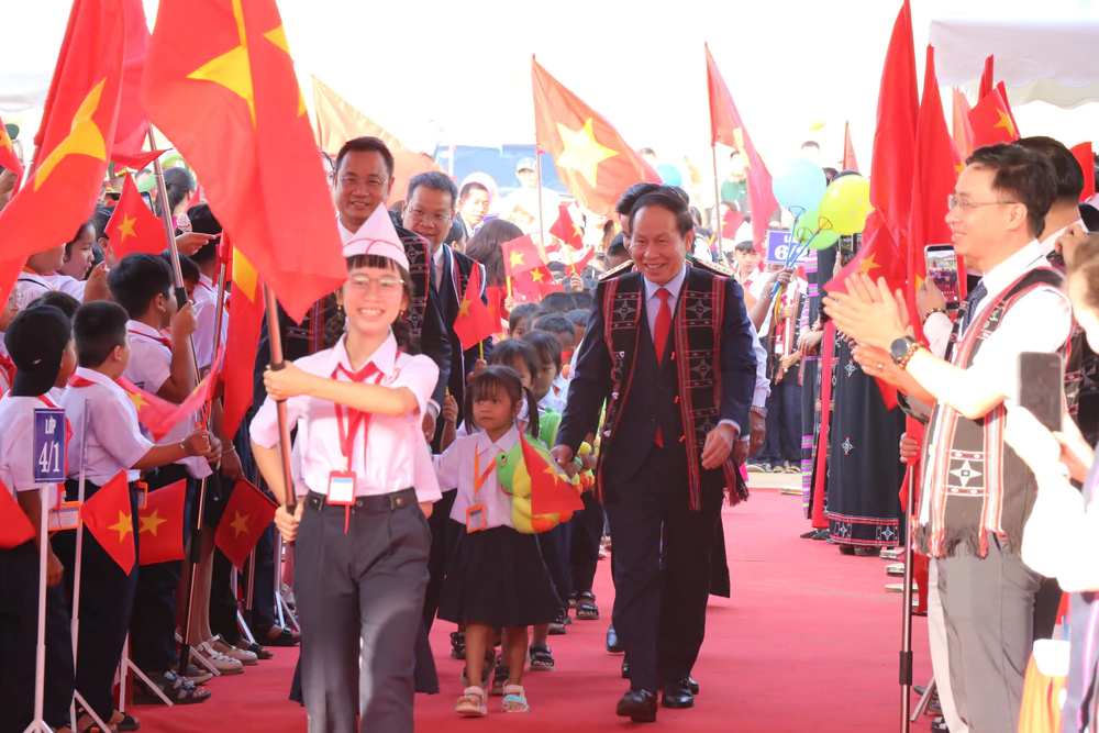 Thủ tướng dự Lễ khai giảng năm học mới tại Trường Phổ thông nội trú liên cấp Mường Khương - Ảnh 11. Thủ tướng dự Lễ khai giảng năm học mới tại Trường Phổ thông nội trú liên cấp Mường Khương - Ảnh 11.
