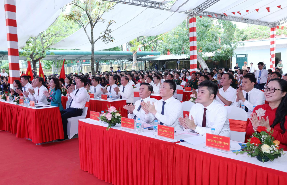 CẬP NHẬT: Thủ tướng dự Lễ khai giảng năm học mới tại Trường Phổ thông nội trú liên cấp Mường Khương - Ảnh 7. CẬP NHẬT: Thủ tướng dự Lễ khai giảng năm học mới tại Trường Phổ thông nội trú liên cấp Mường Khương - Ảnh 7.