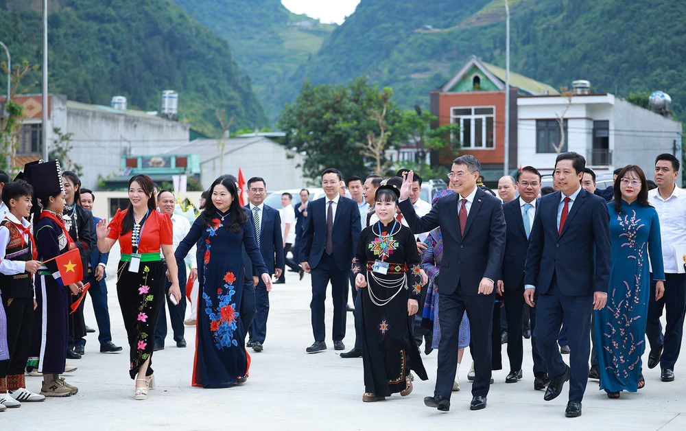 CẬP NHẬT: Thủ tướng dự Lễ khai giảng năm học mới tại Trường Phổ thông nội trú liên cấp Mường Khương - Ảnh 1. CẬP NHẬT: Thủ tướng dự Lễ khai giảng năm học mới tại Trường Phổ thông nội trú liên cấp Mường Khương - Ảnh 1.