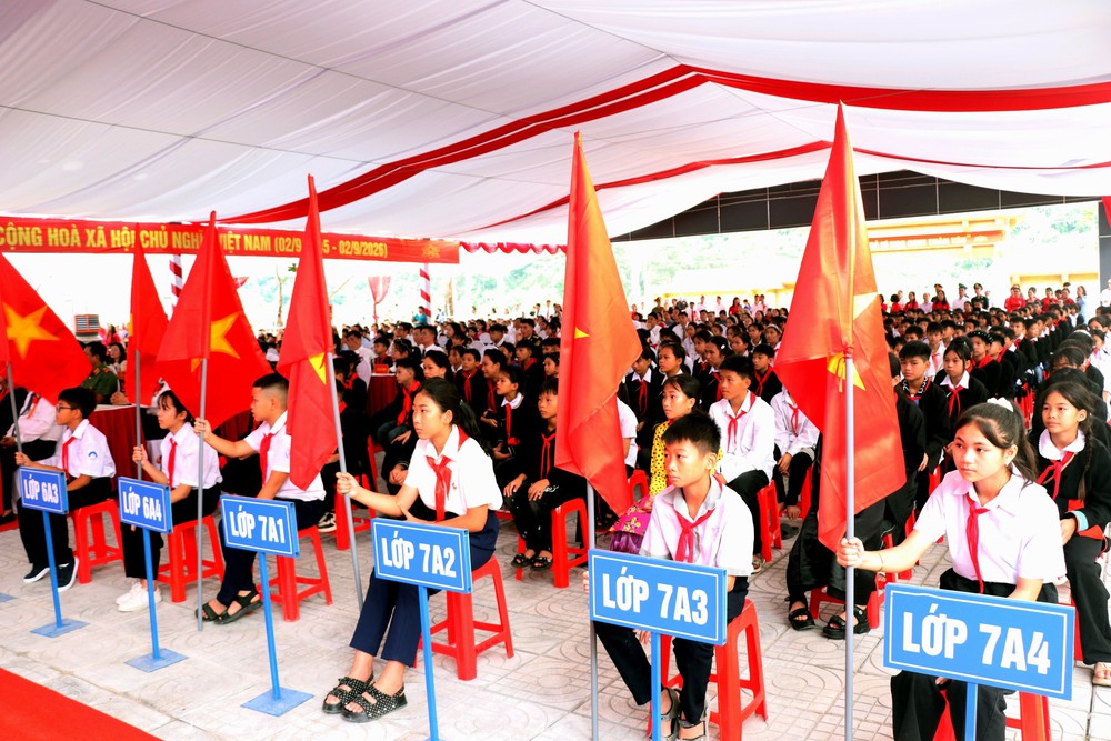 Khai giảng năm học mới 2026 - 2027: Rộn ràng niềm vui từ miền xuôi đến miền ngược - Ảnh 2.
