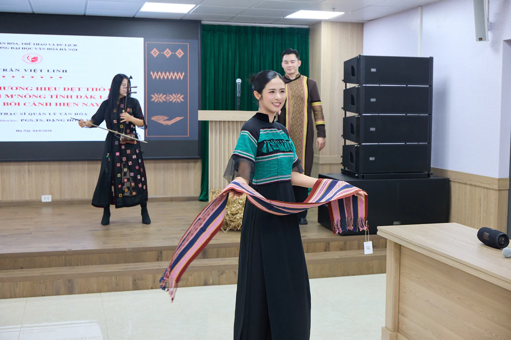 MC Mạnh Khang và buổi bảo vệ đề án độc lạ: Khi thổ cẩm M'Nông bước lên giảng đường - Ảnh 3. MC Mạnh Khang và buổi bảo vệ đề án độc lạ: Khi thổ cẩm M'Nông bước lên giảng đường - Ảnh 3.