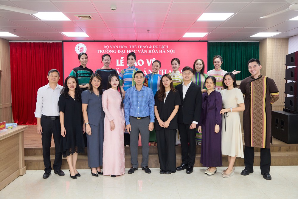 MC Mạnh Khang và buổi bảo vệ đề án độc lạ: Khi thổ cẩm M'Nông bước lên giảng đường - Ảnh 5. MC Mạnh Khang và buổi bảo vệ đề án độc lạ: Khi thổ cẩm M'Nông bước lên giảng đường - Ảnh 5.