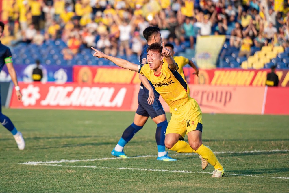 VAR tạo bước ngoặt, Thanh Hóa đánh bại Đà Nẵng 3-2 ở vòng 1 V-League 2026/27 - Ảnh 1. VAR tạo bước ngoặt, Thanh Hóa đánh bại Đà Nẵng 3-2 ở vòng 1 V-League 2026/27 - Ảnh 1.